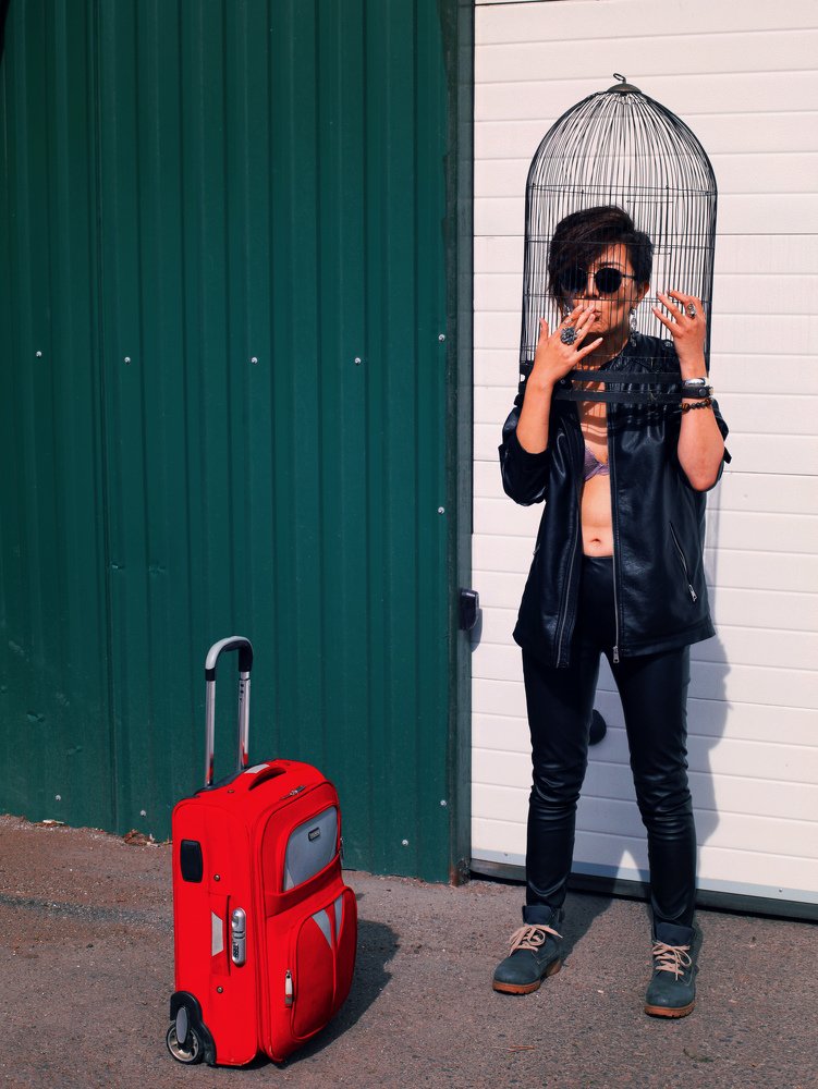 Портрет с красным чемоданом.