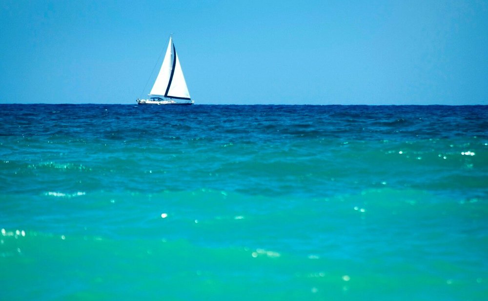 Белеет парус...