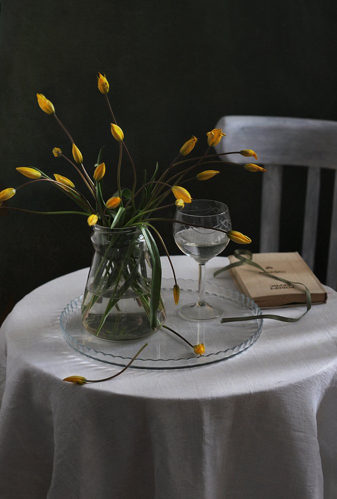 Натюрморт с лесными тюльпанами