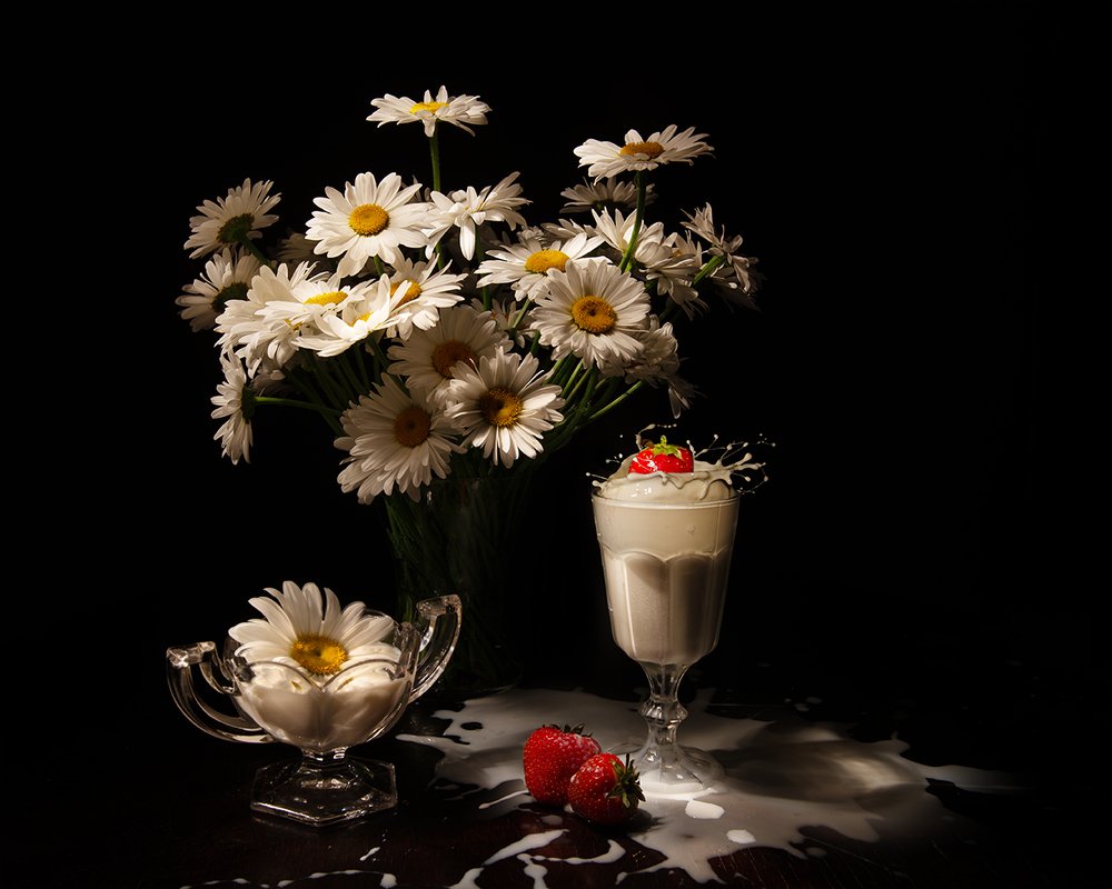 Daisies, strawberries and milk
