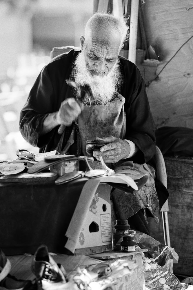 Le cordonnier en plein travail