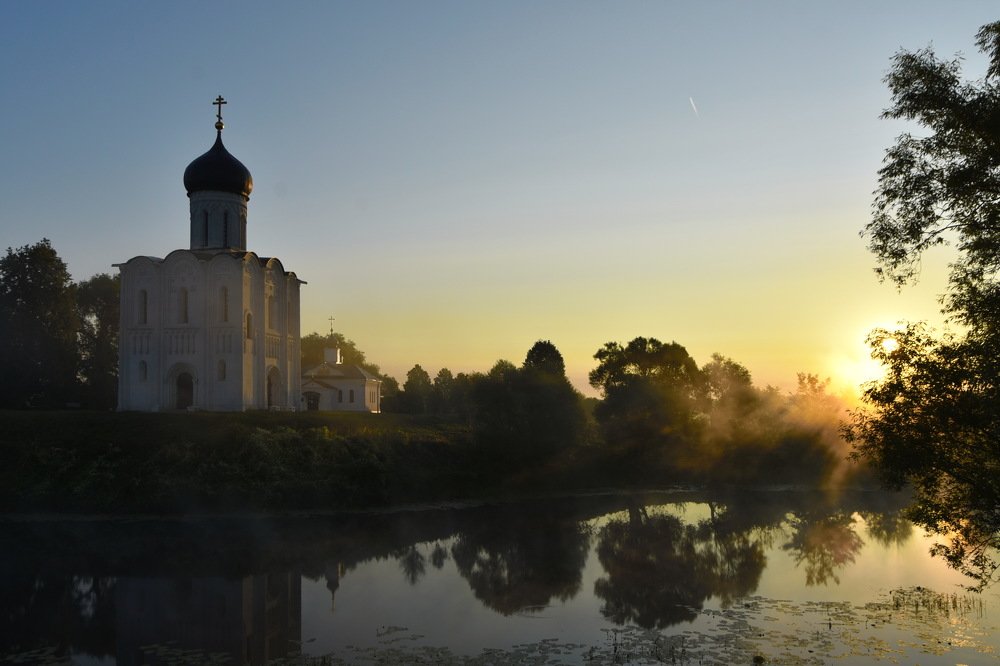 Рассвет. Храм Покрова-на-Нерли