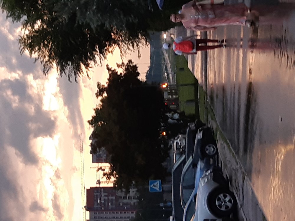 Улица упирается в закат.