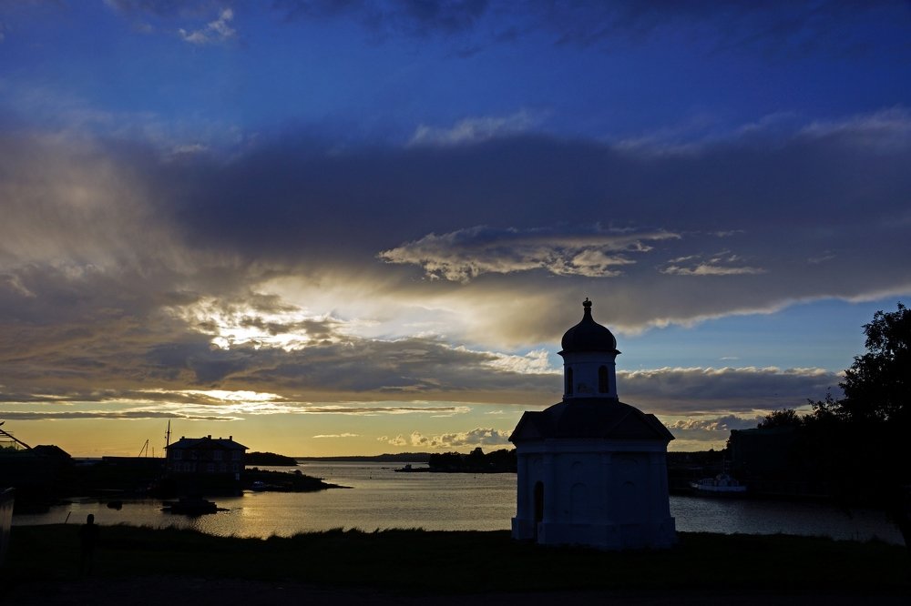 Сине-золотой закат в бухте Благополучия...