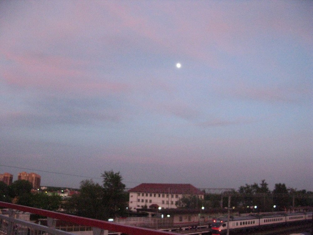 "Луна плывет над городом"