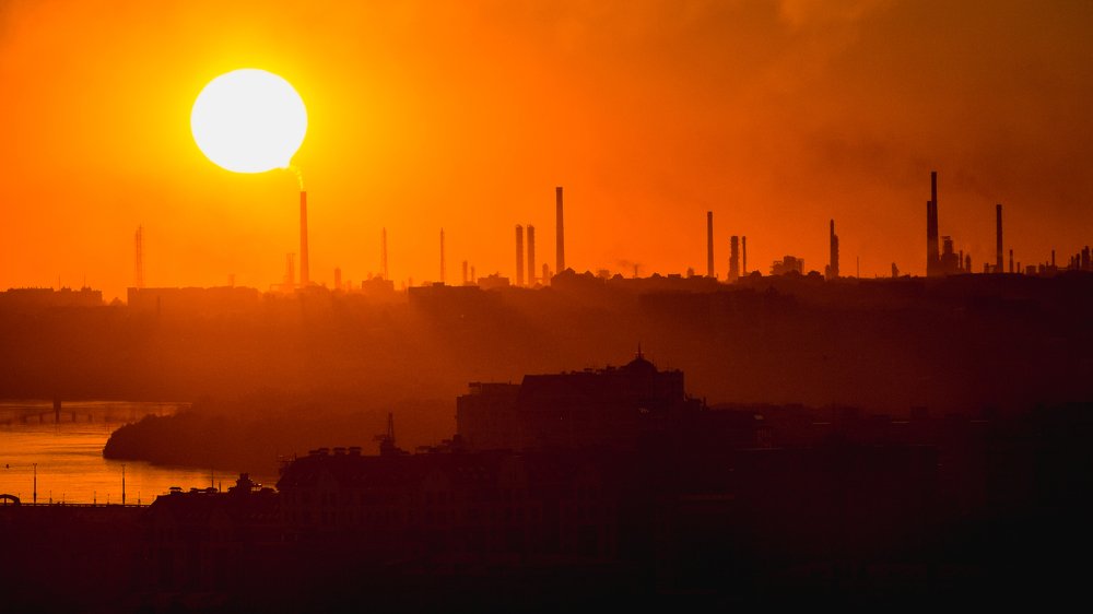 промышленный закат в городе Омск