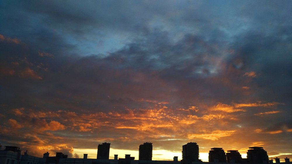 Закатное небо над городом