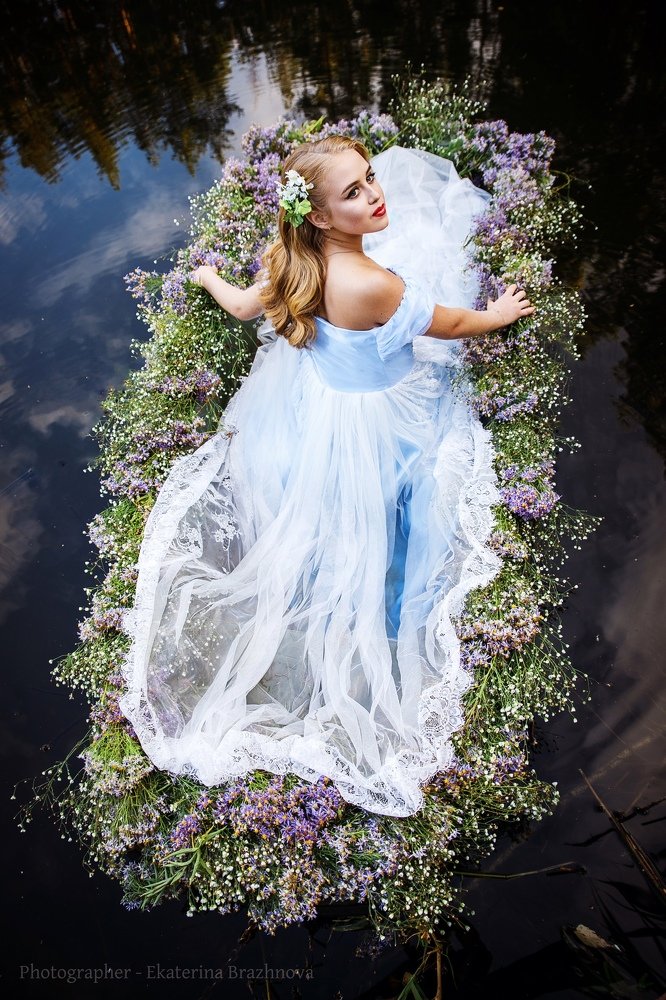 Девушка в море