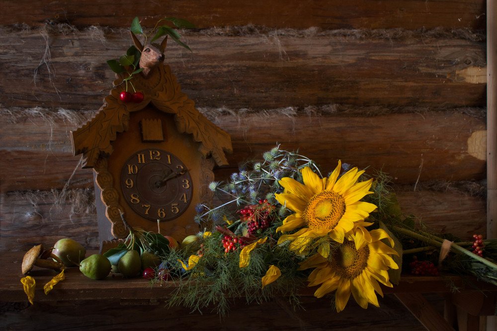 Часы с кукушкой и полевой букет