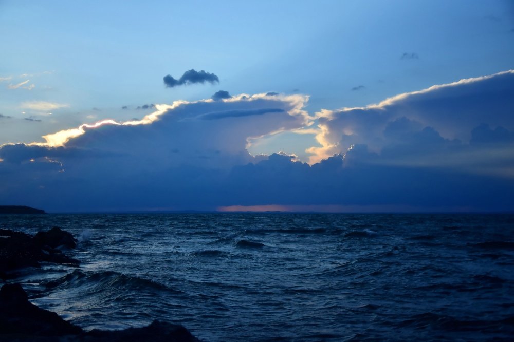 Неспокойно синее море