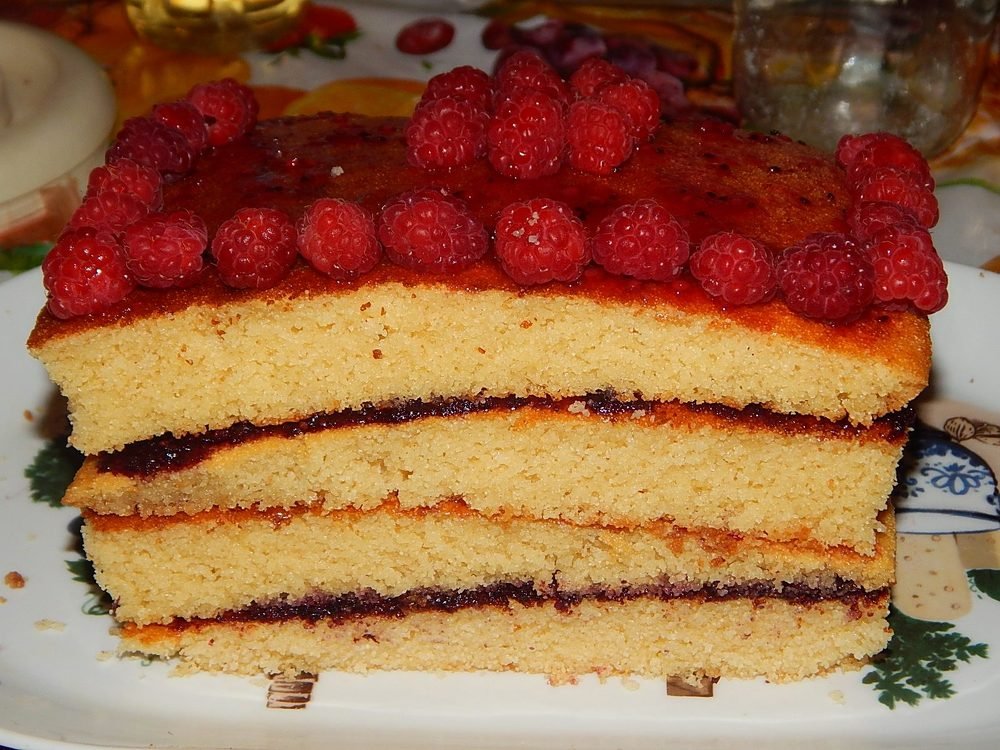 Бисквит с малиной