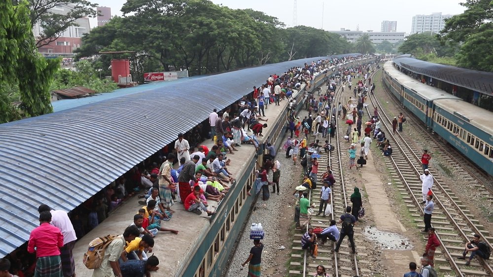Crazy train full of people on the roof - Way to Home