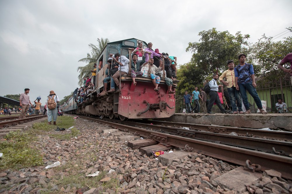 Crazy train full of people on the roof - Way to Home