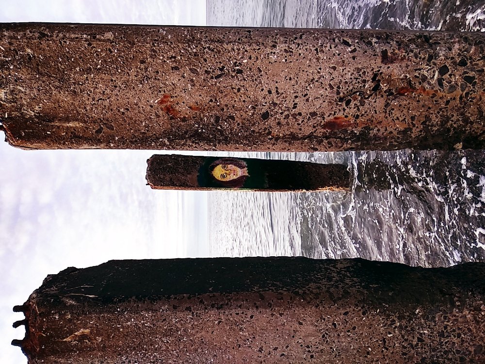 Девушка в море