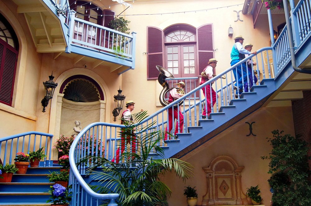 4 музыканта  на голубой лестнице