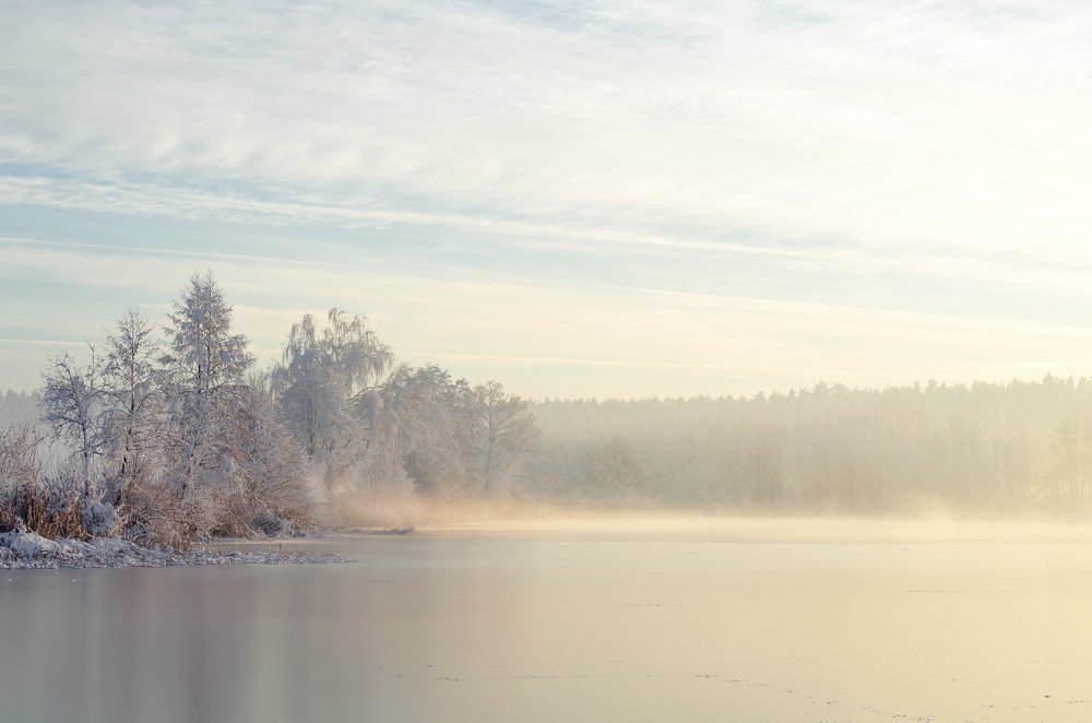 Морозный туман на рассветном озере