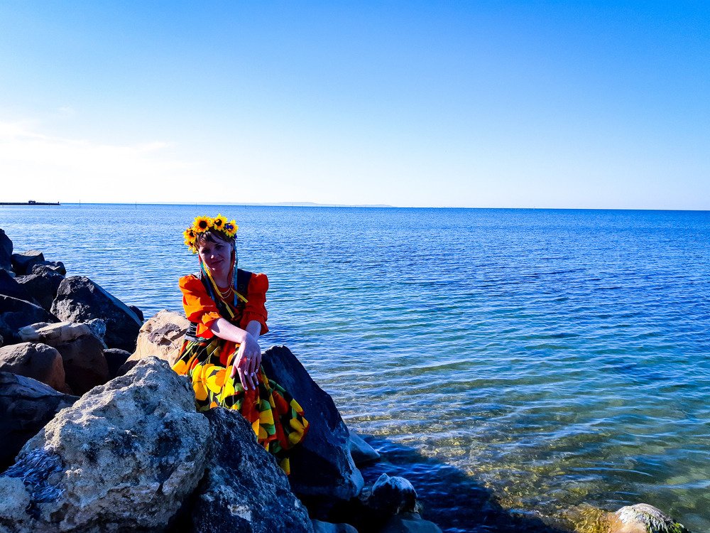Казачка на берегу моря