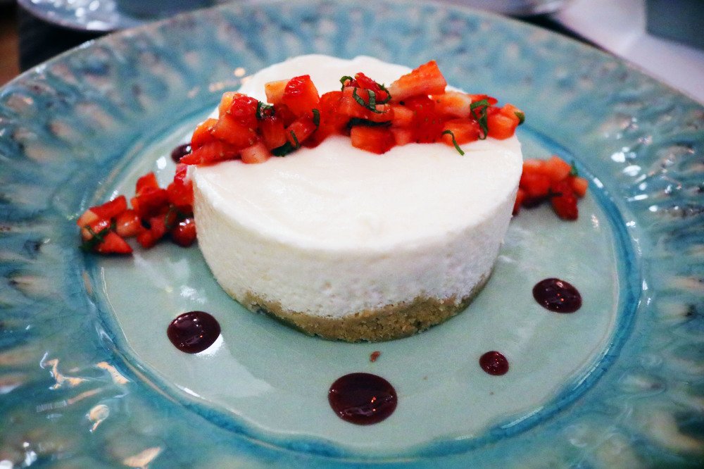 Cheesecake with strawberry tartare sauce