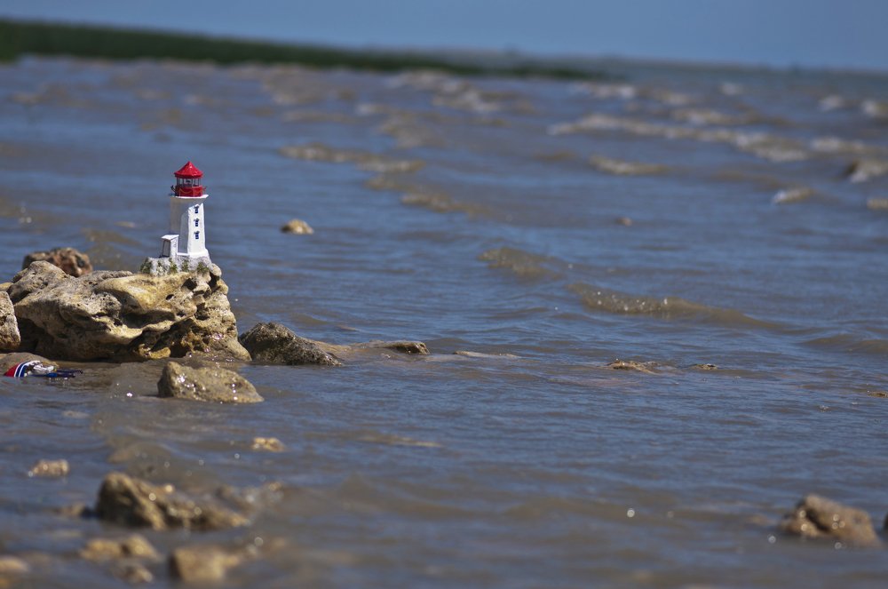 Море и маяк