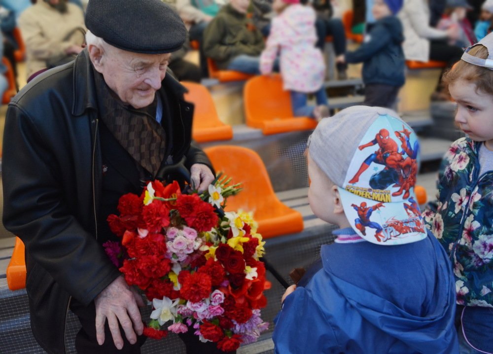 Цветы для ветерана на День Победы от правнуков