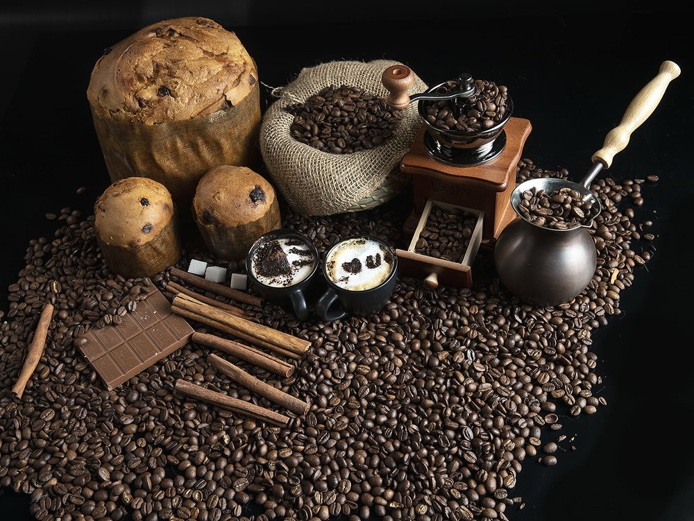 Кексы  и кофе капучино в окружении кофейных зёрен