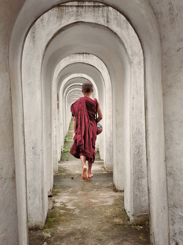 ကိုရင္ေလးရဲ့ဆြမ္းခံၾကြခ်ိန္