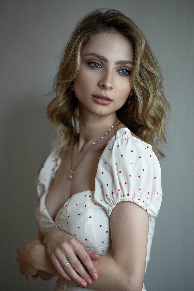 Девушка в белом платье