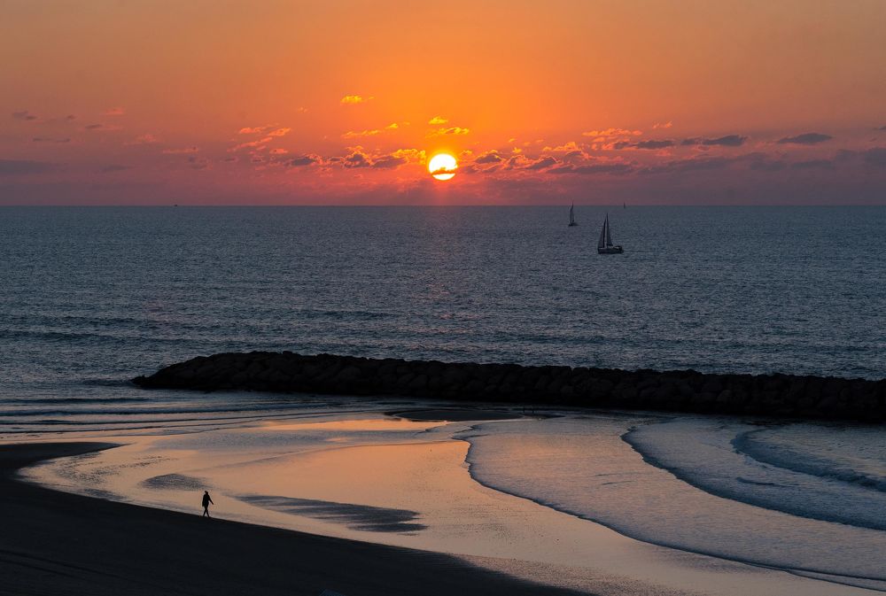 По разные стороны...