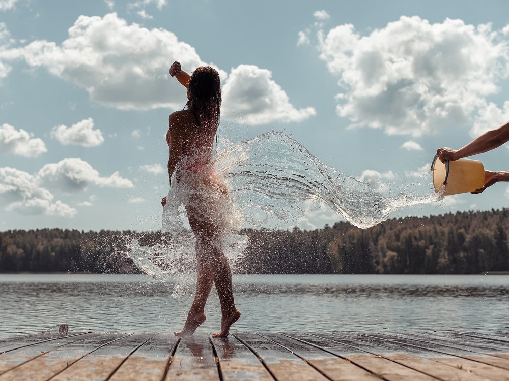 Очки, девушка и ведро