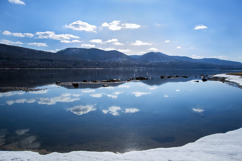 В воду смотрятся облака.