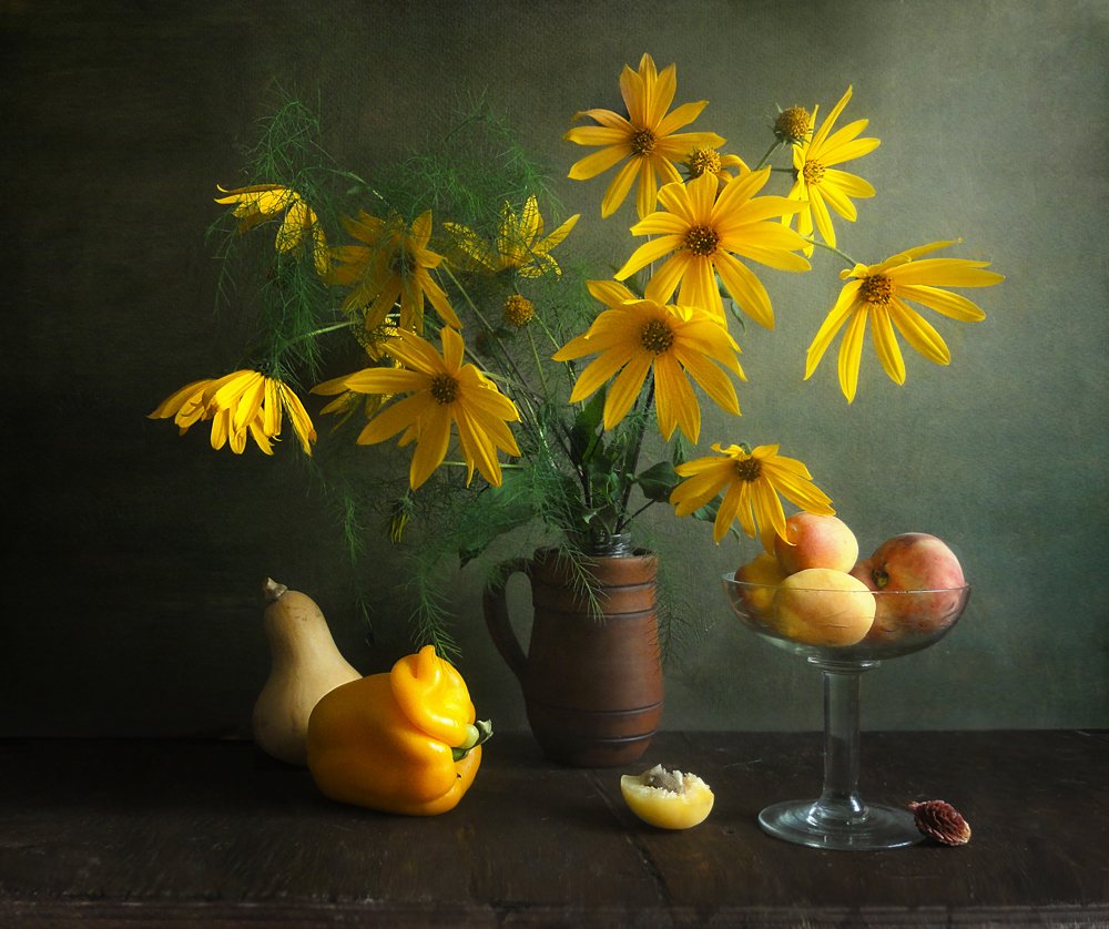 Желтый цвет из солнечного света...