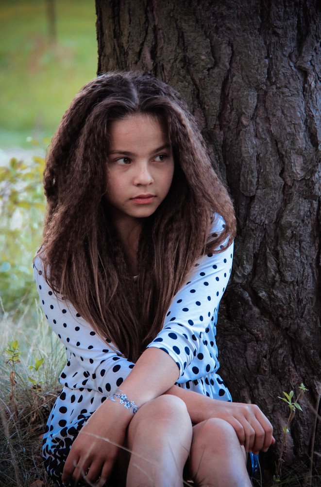 девочка на опушке леса