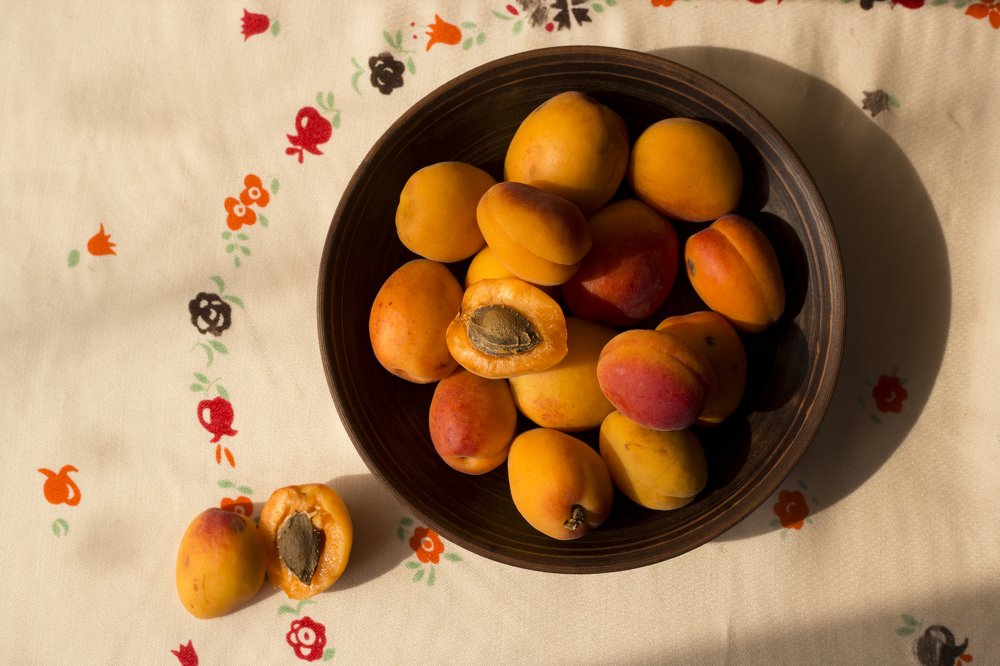 Тарелка с абрикосами