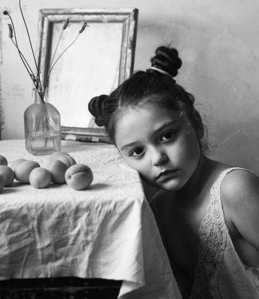 Девочка с абрикосами