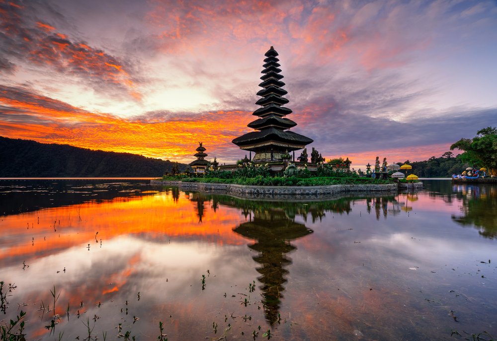 sunrise at ulun danu beratan temple ,bali