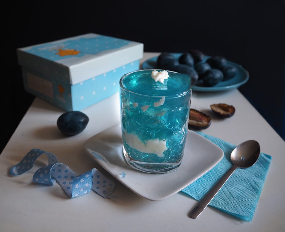 Голубое желе и синие сливы