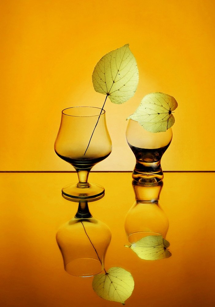 Осень на желтом фоне.