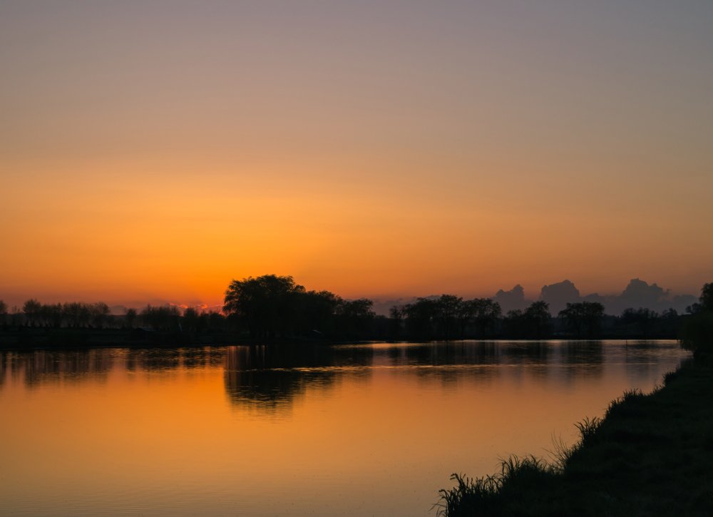 закат над озером