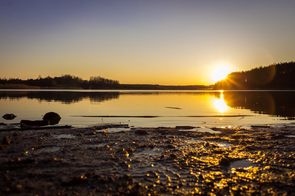 Закат над озером