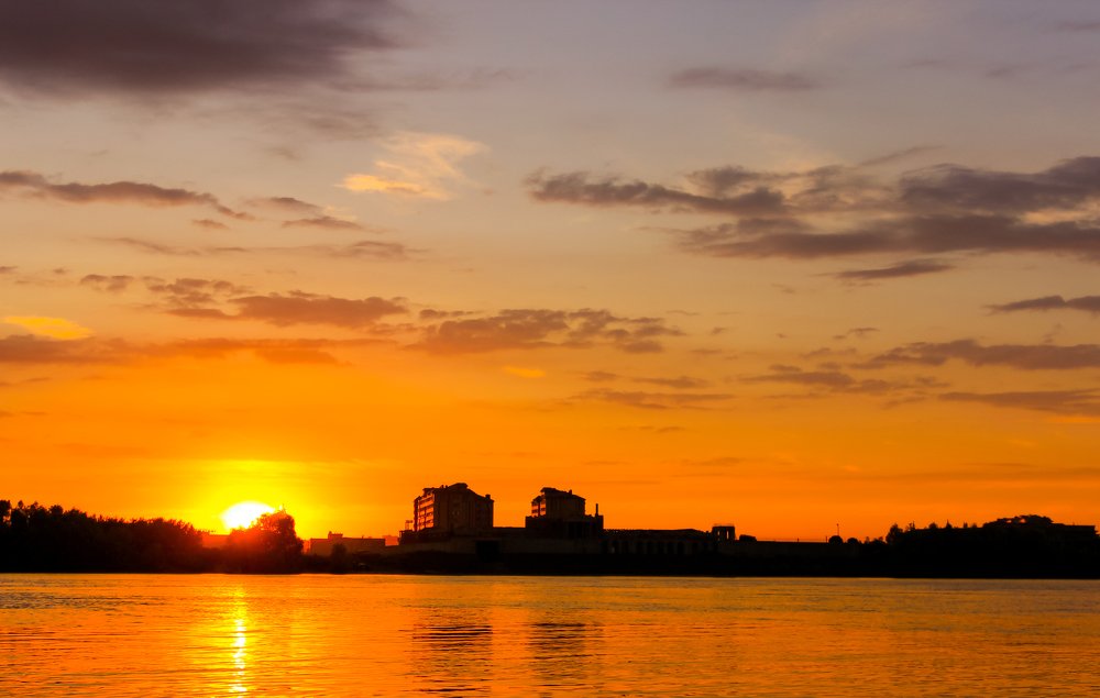 Закат на берегу реки