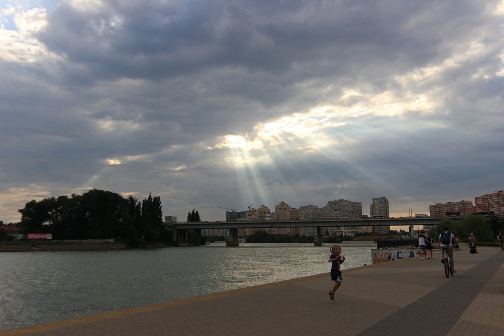 Закат на берегу реки