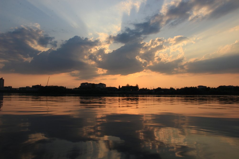 Закат на берегу реки