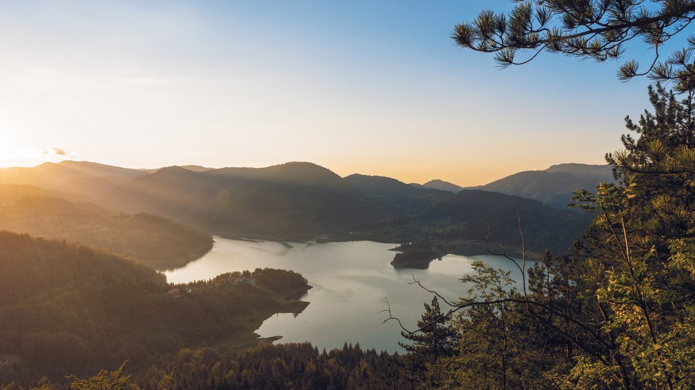 Озеро Заовине в лучах заходящего солнца