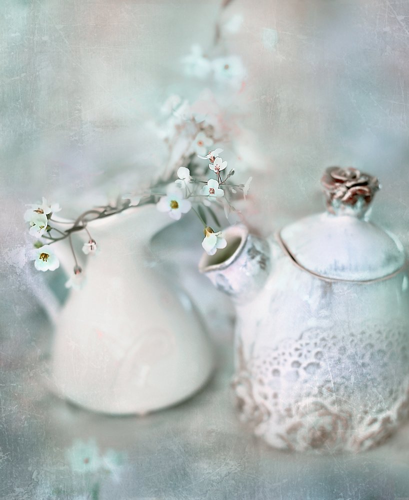 В посудной лавке.