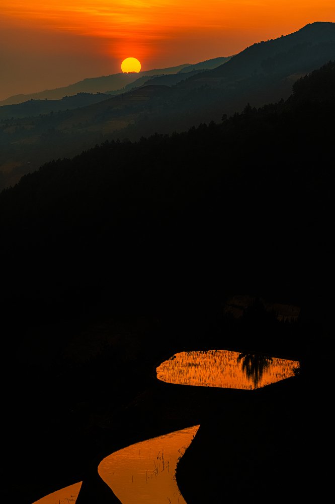 The sun goes down the mountain