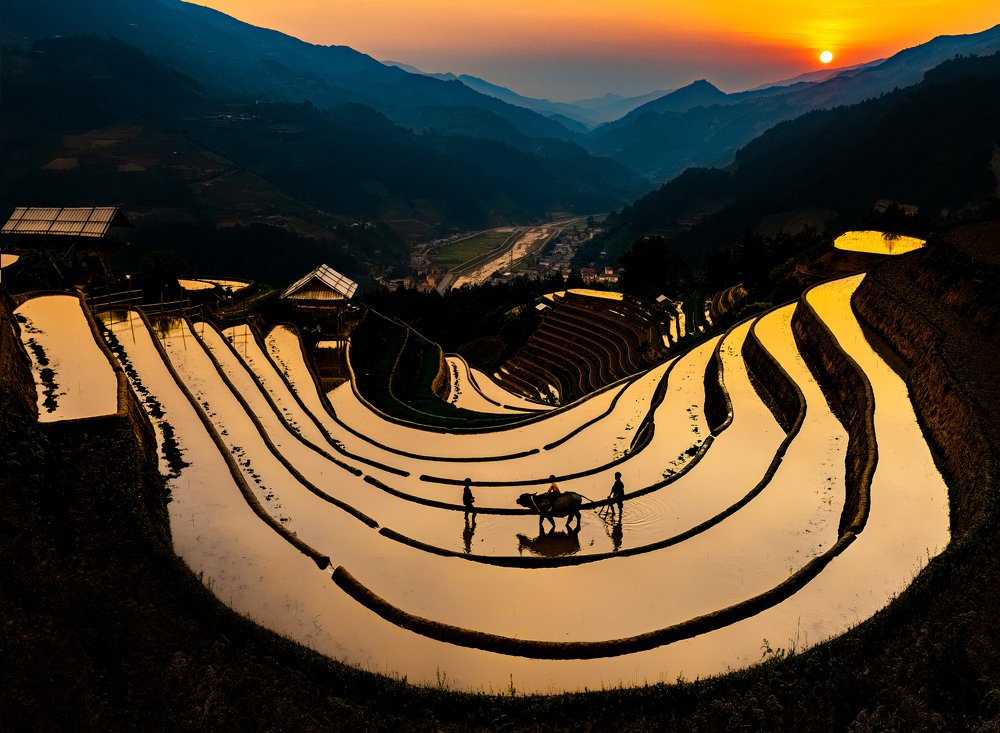 The sun goes down the mountain