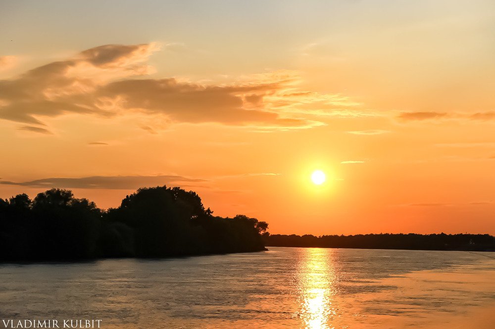 Вечерний пейзаж на берегу реки