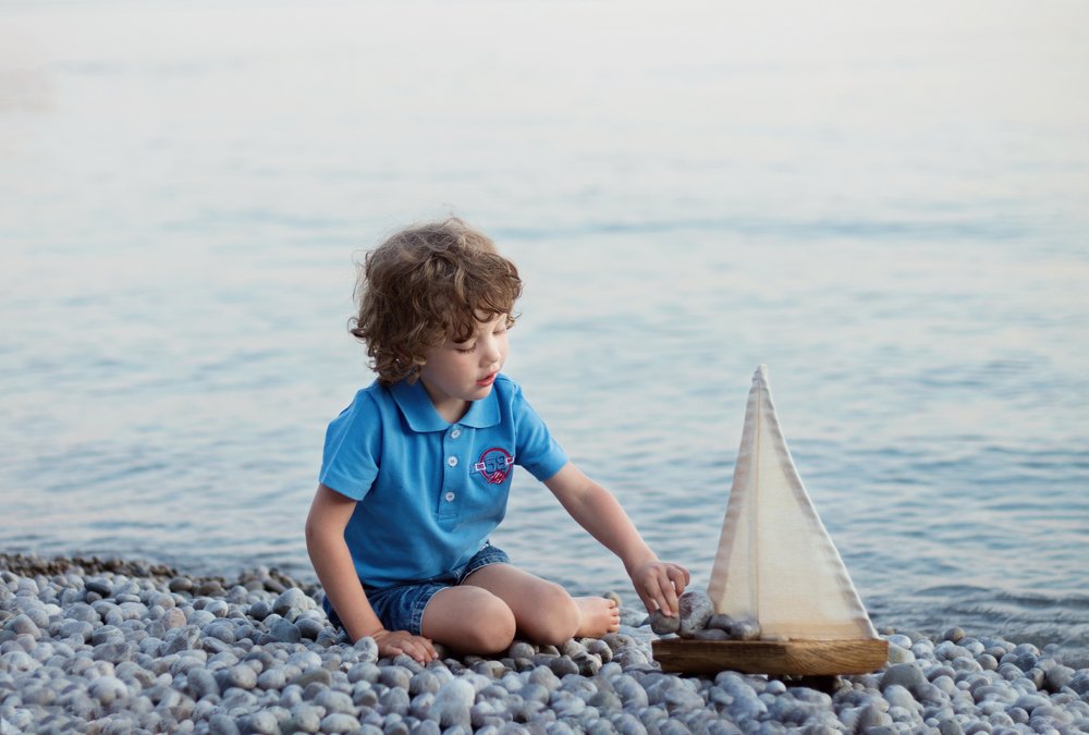 "Белеет парус"