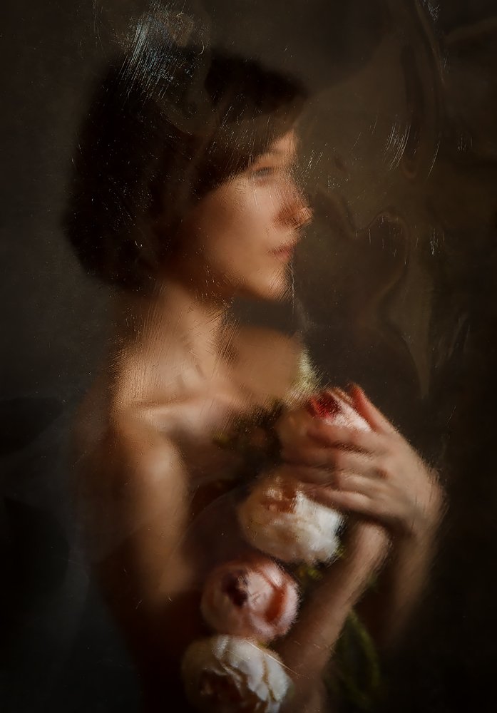 Девушка с пионами