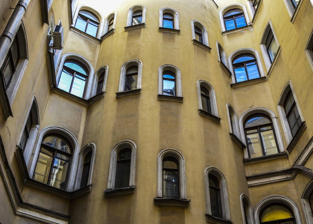 Игра солнечных лучей на желтом